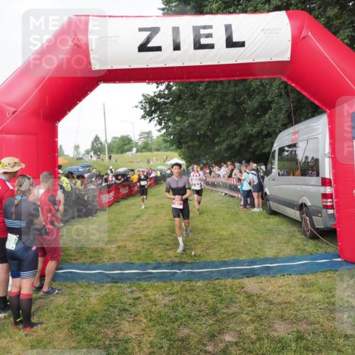 21.06.2025 - 27. Vierlanden-Triathlon MichiJ http://msf.ph/oto/8042327 15.06.2026 13:34:03 Ziel 47, 734, 857 meine-sportfotos.de