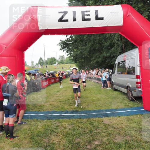 21.06.2025 - 27. Vierlanden-Triathlon MichiJ http://msf.ph/oto/8042329 15.06.2026 13:34:03 Ziel 47, 734, 857 meine-sportfotos.de