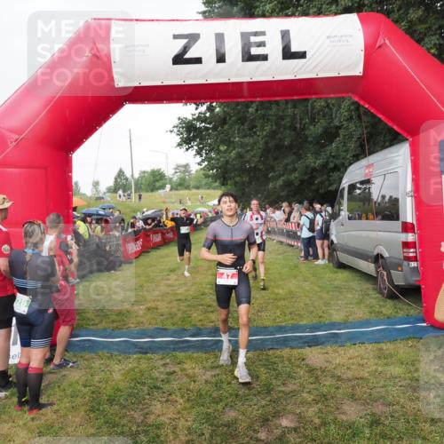 21.06.2025 - 27. Vierlanden-Triathlon MichiJ http://msf.ph/oto/8042340 15.06.2026 13:34:04 Ziel 47, 734, 857 meine-sportfotos.de