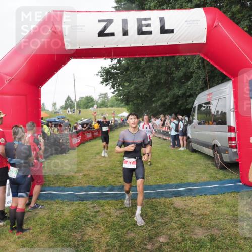 21.06.2025 - 27. Vierlanden-Triathlon MichiJ http://msf.ph/oto/8042342 15.06.2026 13:34:04 Ziel 47, 734, 857 meine-sportfotos.de