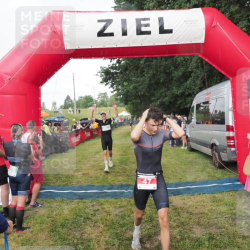 21.06.2025 - 27. Vierlanden-Triathlon MichiJ http://msf.ph/oto/8042350 15.06.2026 13:34:05 Ziel 47, 734, 857 meine-sportfotos.de