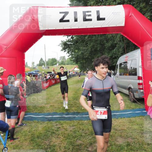 21.06.2025 - 27. Vierlanden-Triathlon MichiJ http://msf.ph/oto/8042356 15.06.2026 13:34:06 Ziel 47, 734, 857 meine-sportfotos.de