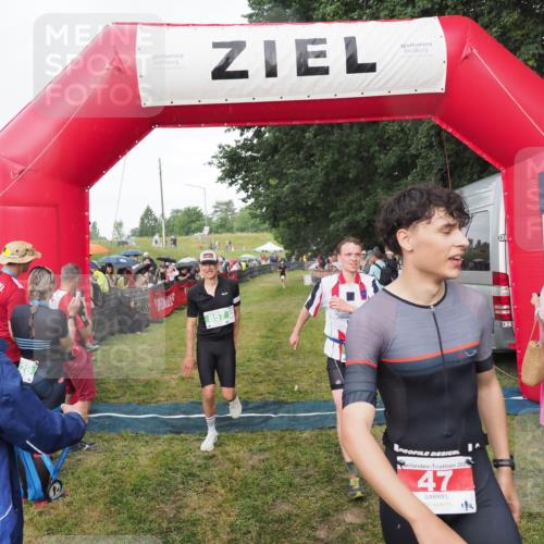 21.06.2025 - 27. Vierlanden-Triathlon MichiJ http://msf.ph/oto/8042361 15.06.2026 13:34:06 Ziel 47, 734, 857 meine-sportfotos.de