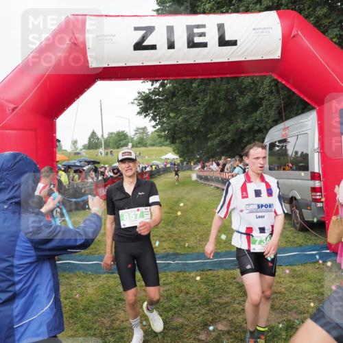 21.06.2025 - 27. Vierlanden-Triathlon MichiJ http://msf.ph/oto/8042369 15.06.2026 13:34:07 Ziel 47, 734, 857 meine-sportfotos.de