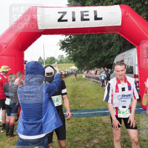 21.06.2025 - 27. Vierlanden-Triathlon MichiJ http://msf.ph/oto/8042377 15.06.2026 13:34:08 Ziel 47, 734, 857 meine-sportfotos.de