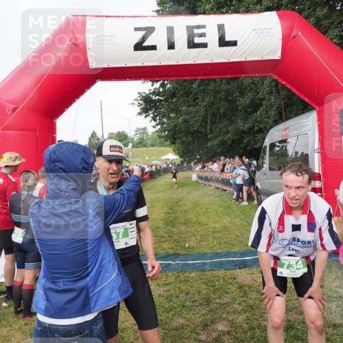 21.06.2025 - 27. Vierlanden-Triathlon MichiJ http://msf.ph/oto/8042381 15.06.2026 13:34:08 Ziel 47, 734, 857 meine-sportfotos.de