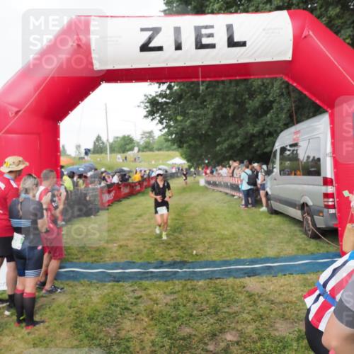 21.06.2025 - 27. Vierlanden-Triathlon MichiJ http://msf.ph/oto/8042385 15.06.2026 13:34:13 Ziel 734, 857, 912 meine-sportfotos.de