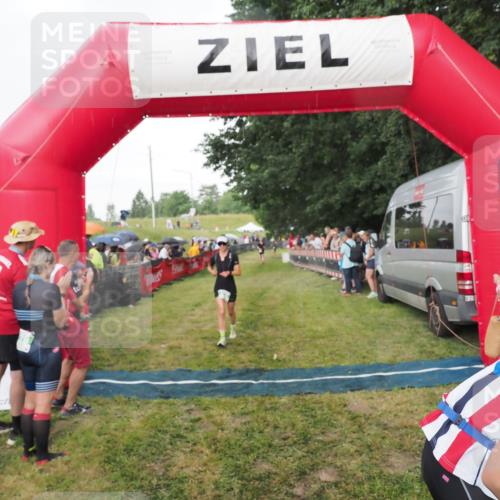 21.06.2025 - 27. Vierlanden-Triathlon MichiJ http://msf.ph/oto/8042387 15.06.2026 13:34:14 Ziel 912 meine-sportfotos.de