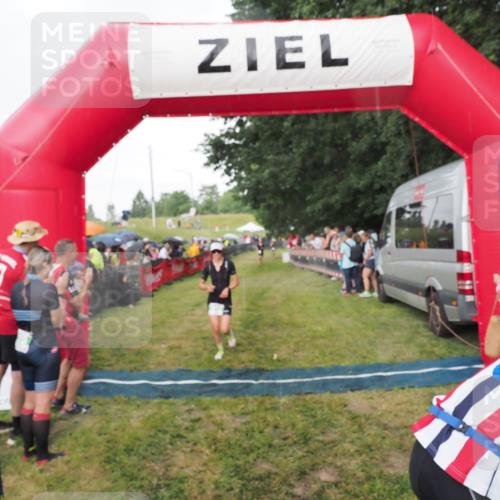 21.06.2025 - 27. Vierlanden-Triathlon MichiJ http://msf.ph/oto/8042391 15.06.2026 13:34:14 Ziel 912 meine-sportfotos.de
