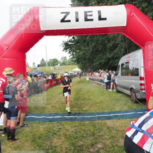 21.06.2025 - 27. Vierlanden-Triathlon MichiJ http://msf.ph/oto/8042393 15.06.2026 13:34:14 Ziel 912 meine-sportfotos.de