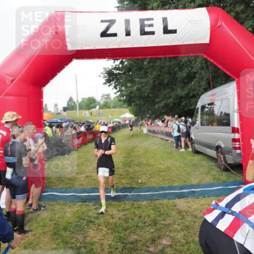 21.06.2025 - 27. Vierlanden-Triathlon MichiJ http://msf.ph/oto/8042402 15.06.2026 13:34:14 Ziel 912 meine-sportfotos.de