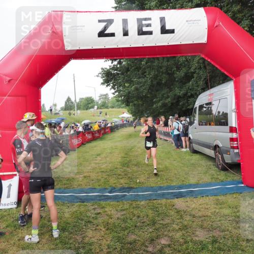 21.06.2025 - 27. Vierlanden-Triathlon MichiJ http://msf.ph/oto/8042424 15.06.2026 13:34:39 Ziel 965 meine-sportfotos.de