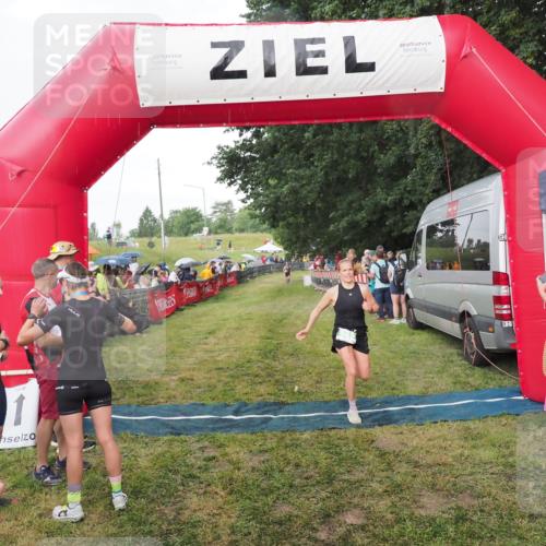 21.06.2025 - 27. Vierlanden-Triathlon MichiJ http://msf.ph/oto/8042432 15.06.2026 13:34:39 Ziel 965 meine-sportfotos.de
