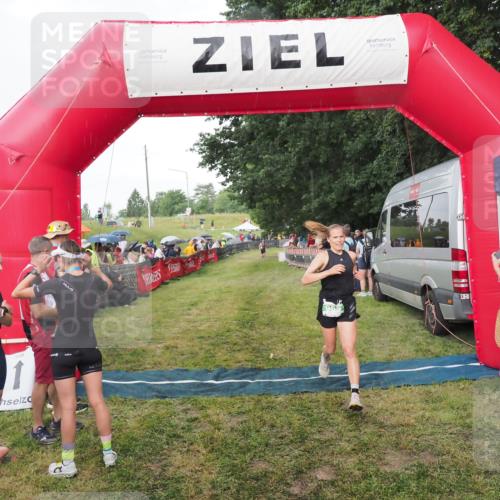 21.06.2025 - 27. Vierlanden-Triathlon MichiJ http://msf.ph/oto/8042436 15.06.2026 13:34:40 Ziel 965 meine-sportfotos.de