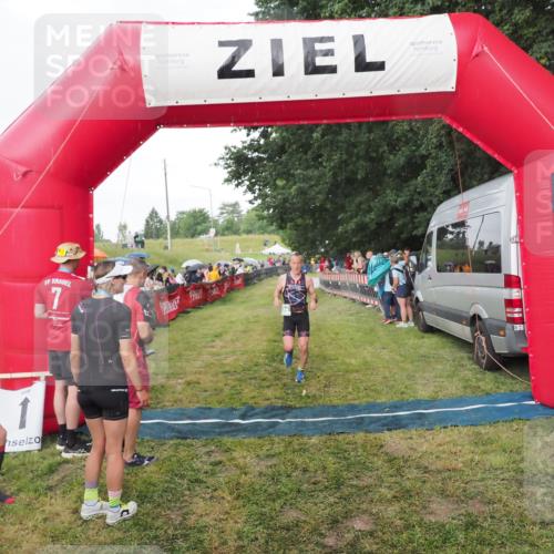 21.06.2025 - 27. Vierlanden-Triathlon MichiJ http://msf.ph/oto/8042444 15.06.2026 13:34:46 Ziel 804, 965 meine-sportfotos.de