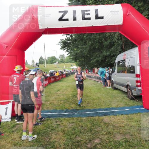 21.06.2025 - 27. Vierlanden-Triathlon MichiJ http://msf.ph/oto/8042446 15.06.2026 13:34:46 Ziel 804, 965 meine-sportfotos.de