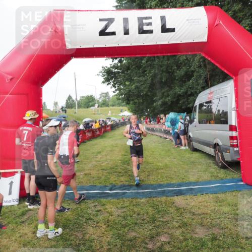 21.06.2025 - 27. Vierlanden-Triathlon MichiJ http://msf.ph/oto/8042448 15.06.2026 13:34:46 Ziel 804, 965 meine-sportfotos.de