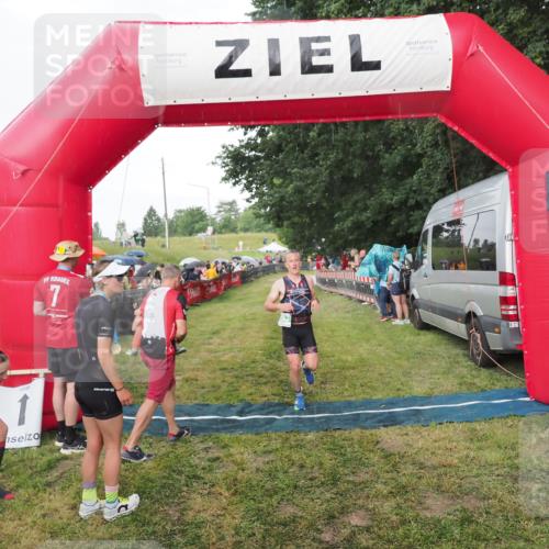 21.06.2025 - 27. Vierlanden-Triathlon MichiJ http://msf.ph/oto/8042451 15.06.2026 13:34:46 Ziel 804, 965 meine-sportfotos.de
