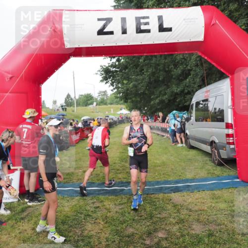 21.06.2025 - 27. Vierlanden-Triathlon MichiJ http://msf.ph/oto/8042460 15.06.2026 13:34:47 Ziel 804 meine-sportfotos.de