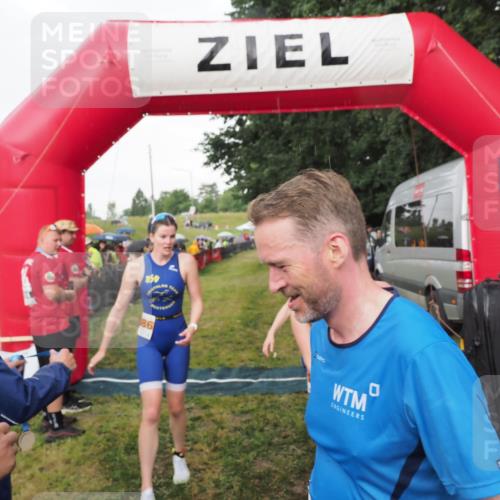 21.06.2025 - 27. Vierlanden-Triathlon MichiJ http://msf.ph/oto/8042499 15.06.2026 13:34:59 Ziel 967, 1085, 1086, 1087 meine-sportfotos.de