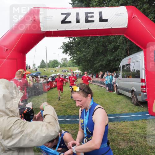 21.06.2025 - 27. Vierlanden-Triathlon MichiJ http://msf.ph/oto/8042514 15.06.2026 13:35:12 Ziel 954 meine-sportfotos.de