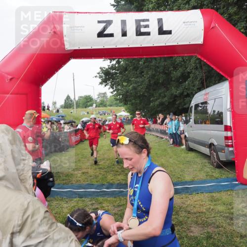 21.06.2025 - 27. Vierlanden-Triathlon MichiJ http://msf.ph/oto/8042518 15.06.2026 13:35:12 Ziel 954 meine-sportfotos.de