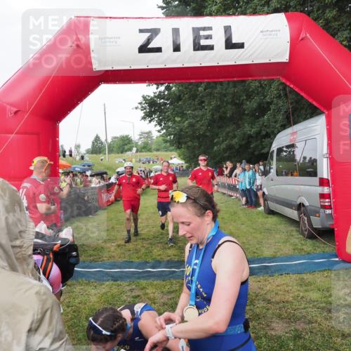 21.06.2025 - 27. Vierlanden-Triathlon MichiJ http://msf.ph/oto/8042522 15.06.2026 13:35:12 Ziel 954 meine-sportfotos.de