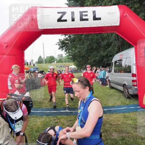 21.06.2025 - 27. Vierlanden-Triathlon MichiJ http://msf.ph/oto/8042528 15.06.2026 13:35:12 Ziel 954 meine-sportfotos.de