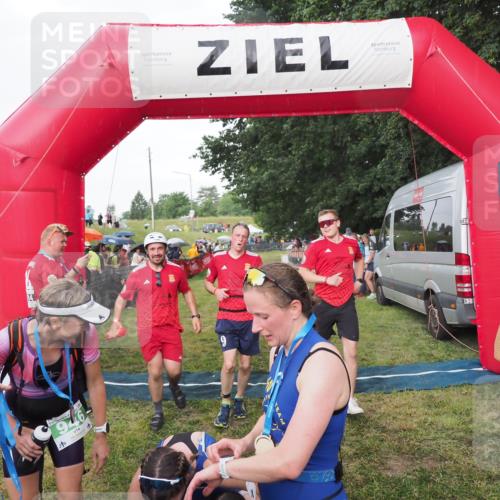 21.06.2025 - 27. Vierlanden-Triathlon MichiJ http://msf.ph/oto/8042537 15.06.2026 13:35:13 Ziel 954 meine-sportfotos.de