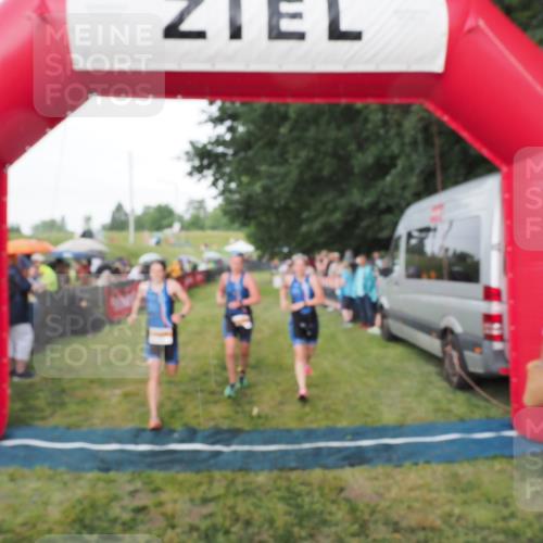 21.06.2025 - 27. Vierlanden-Triathlon MichiJ http://msf.ph/oto/8042542 15.06.2026 13:35:31 Ziel 1094, 1095, 1096 meine-sportfotos.de