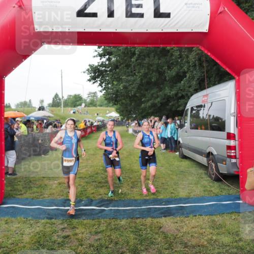 21.06.2025 - 27. Vierlanden-Triathlon MichiJ http://msf.ph/oto/8042546 15.06.2026 13:35:32 Ziel 1094, 1095, 1096 meine-sportfotos.de