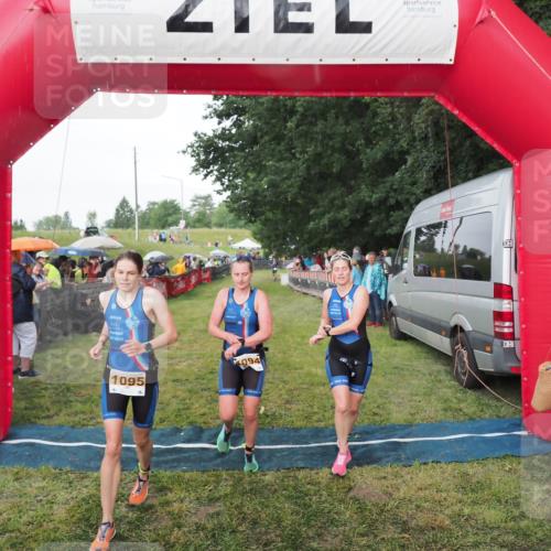 21.06.2025 - 27. Vierlanden-Triathlon MichiJ http://msf.ph/oto/8042552 15.06.2026 13:35:32 Ziel 1094, 1095, 1096 meine-sportfotos.de