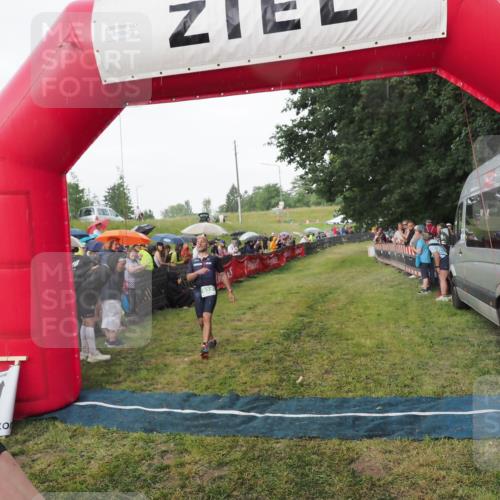 21.06.2025 - 27. Vierlanden-Triathlon MichiJ http://msf.ph/oto/8042558 15.06.2026 13:35:49 Ziel 832 meine-sportfotos.de