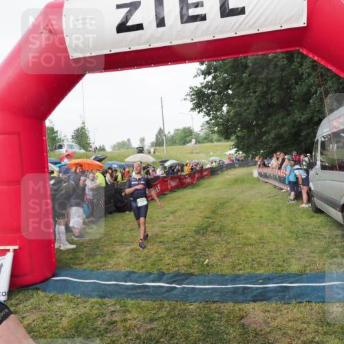 21.06.2025 - 27. Vierlanden-Triathlon MichiJ http://msf.ph/oto/8042561 15.06.2026 13:35:50 Ziel 832 meine-sportfotos.de
