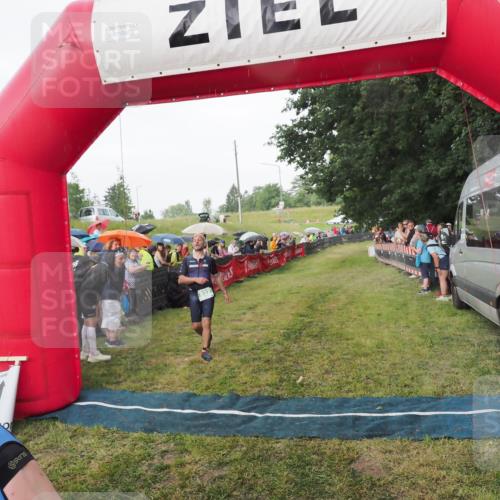 21.06.2025 - 27. Vierlanden-Triathlon MichiJ http://msf.ph/oto/8042563 15.06.2026 13:35:50 Ziel 832 meine-sportfotos.de
