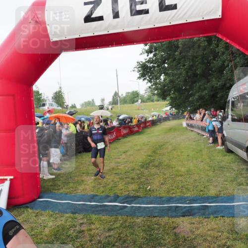 21.06.2025 - 27. Vierlanden-Triathlon MichiJ http://msf.ph/oto/8042565 15.06.2026 13:35:50 Ziel 832 meine-sportfotos.de