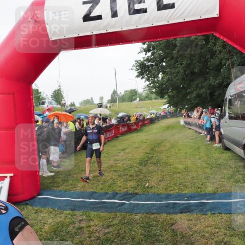 21.06.2025 - 27. Vierlanden-Triathlon MichiJ http://msf.ph/oto/8042569 15.06.2026 13:35:50 Ziel 832 meine-sportfotos.de