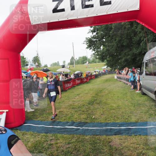 21.06.2025 - 27. Vierlanden-Triathlon MichiJ http://msf.ph/oto/8042578 15.06.2026 13:35:51 Ziel 832 meine-sportfotos.de