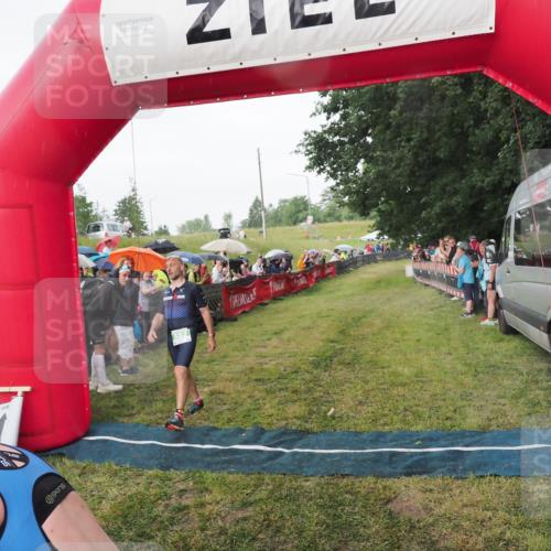 21.06.2025 - 27. Vierlanden-Triathlon MichiJ http://msf.ph/oto/8042581 15.06.2026 13:35:51 Ziel 832 meine-sportfotos.de