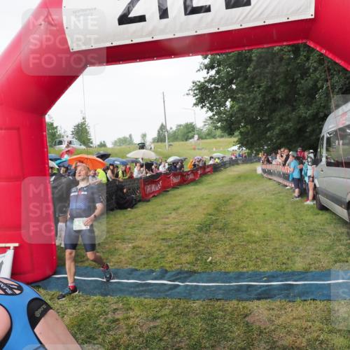 21.06.2025 - 27. Vierlanden-Triathlon MichiJ http://msf.ph/oto/8042594 15.06.2026 13:35:51 Ziel 832 meine-sportfotos.de