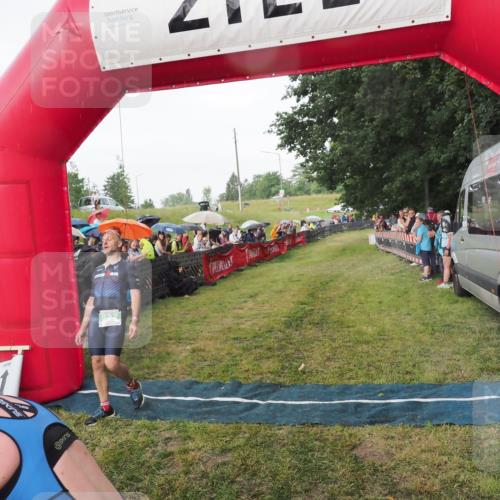 21.06.2025 - 27. Vierlanden-Triathlon MichiJ http://msf.ph/oto/8042596 15.06.2026 13:35:52 Ziel 832 meine-sportfotos.de