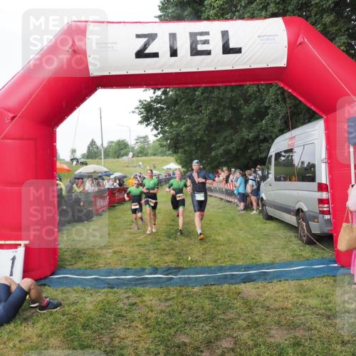 21.06.2025 - 27. Vierlanden-Triathlon MichiJ http://msf.ph/oto/8042600 15.06.2026 13:36:14 Ziel 681, 1078, 1079, 1080 meine-sportfotos.de