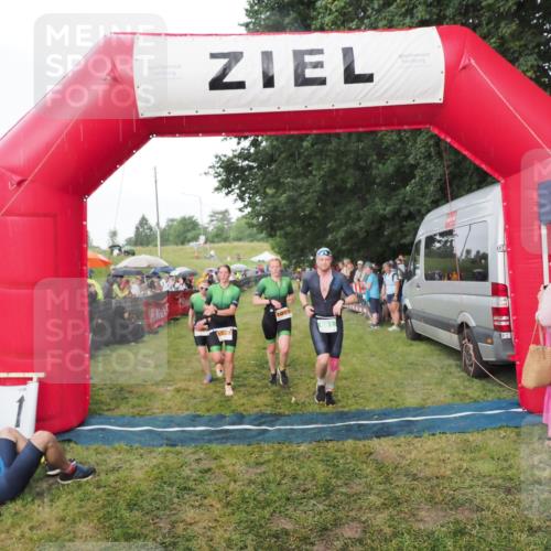 21.06.2025 - 27. Vierlanden-Triathlon MichiJ http://msf.ph/oto/8042610 15.06.2026 13:36:15 Ziel 681, 1078, 1079, 1080 meine-sportfotos.de