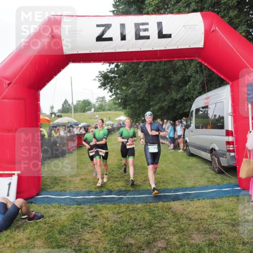 21.06.2025 - 27. Vierlanden-Triathlon MichiJ http://msf.ph/oto/8042612 15.06.2026 13:36:15 Ziel 681, 1078, 1079, 1080 meine-sportfotos.de