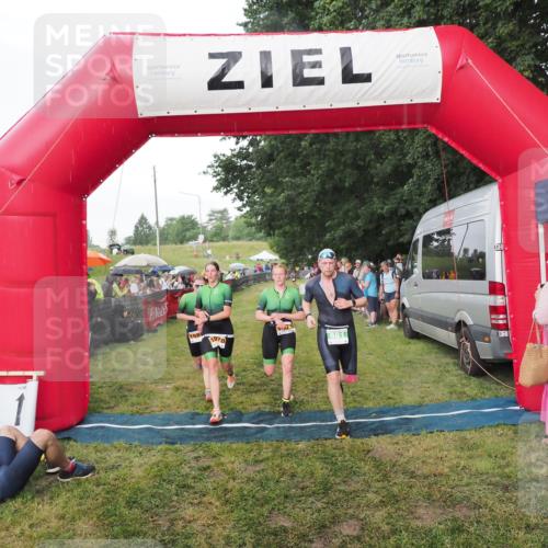21.06.2025 - 27. Vierlanden-Triathlon MichiJ http://msf.ph/oto/8042614 15.06.2026 13:36:15 Ziel 681, 1078, 1079, 1080 meine-sportfotos.de