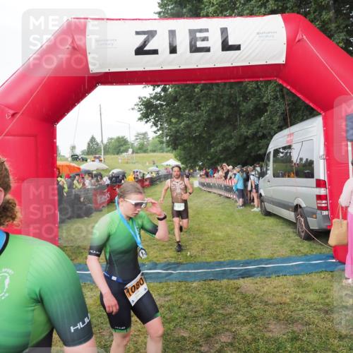 21.06.2025 - 27. Vierlanden-Triathlon MichiJ http://msf.ph/oto/8042630 15.06.2026 13:36:24 Ziel 819 meine-sportfotos.de