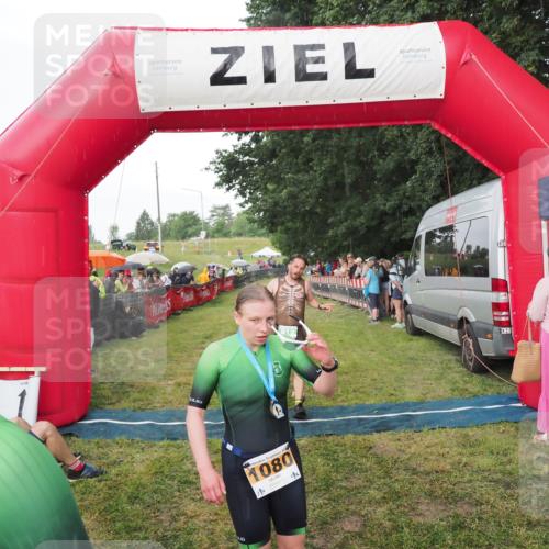 21.06.2025 - 27. Vierlanden-Triathlon MichiJ http://msf.ph/oto/8042637 15.06.2026 13:36:25 Ziel 819 meine-sportfotos.de