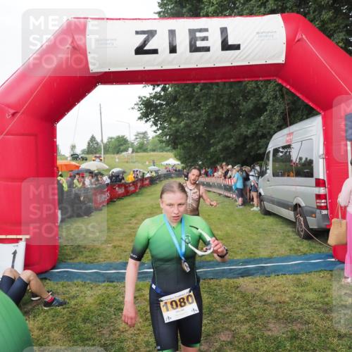 21.06.2025 - 27. Vierlanden-Triathlon MichiJ http://msf.ph/oto/8042639 15.06.2026 13:36:25 Ziel 819 meine-sportfotos.de