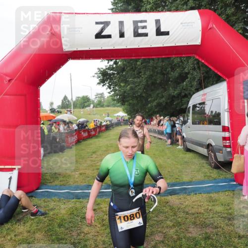 21.06.2025 - 27. Vierlanden-Triathlon MichiJ http://msf.ph/oto/8042641 15.06.2026 13:36:25 Ziel 819 meine-sportfotos.de
