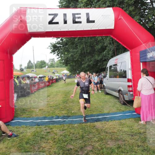 21.06.2025 - 27. Vierlanden-Triathlon MichiJ http://msf.ph/oto/8042646 15.06.2026 13:36:33 Ziel 860 meine-sportfotos.de